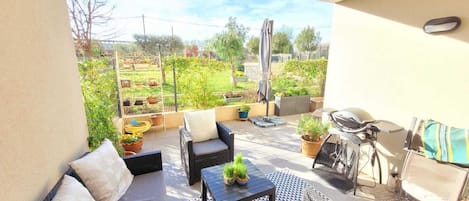 Terrasse couverte avec Salon de Jardin