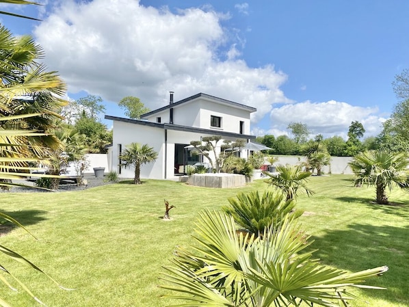 Vue de la maison et du grand jardin
