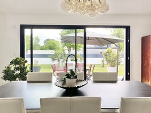 Coin repas, grande table pour 6 personnes, accès direct terrasse et jardin