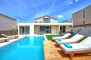 Building Exterior, Outdoor, Pool
