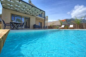 Balcony / Terrace / Patio, Building Exterior, Outdoor, Pool