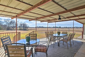 Outdoor Dining Area | 5 Acres of Land