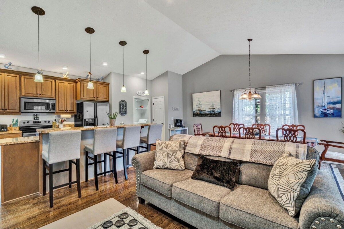 Great location-Westlake!Close to everything. Pool table, X-box, games,Hot tub.