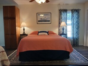 Queen/Twin/Slider En Suite- End of Hallway