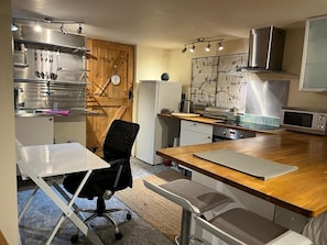 Kitchen, breakfast bar and work desk