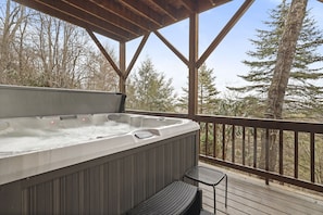 Enjoy our brand NEW 6-person Hot Tub on the lower deck for ultimate relaxation