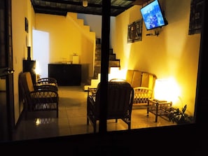 Sala de la Casa con luces de lampara en la noche