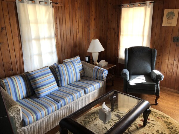 Indoors, Living Room, Furniture, Couch, Lamp
