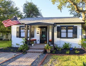 Cedar Street Retreat in old Rockport within walking to Rockport Beach