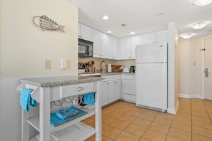 Well-stocked kitchen, dishwasher & moveable island