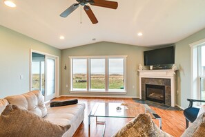 Living Room | Full Sleeper Sofa | Free WiFi | Smart TV