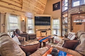 Living Room | Books | Board Games | Free WiFi | Queen Sleeper Sofa
