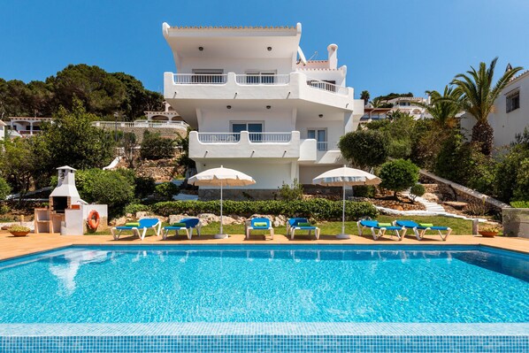  Villa Magdalena by EscapeHome, Swimming pool