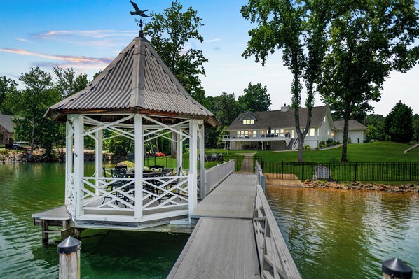 Welcome to Lakefront Living.
