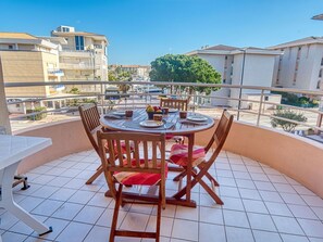 Bâtiment, Propriété, Ciel, Lumière, Bleu Azur, Piscine, Plante, Fenêtre, Ombre, Arbre