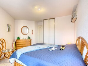 Bâtiment, Propriété, Ciel, Lumière, Bleu Azur, Piscine, Plante, Fenêtre, Ombre, Arbre