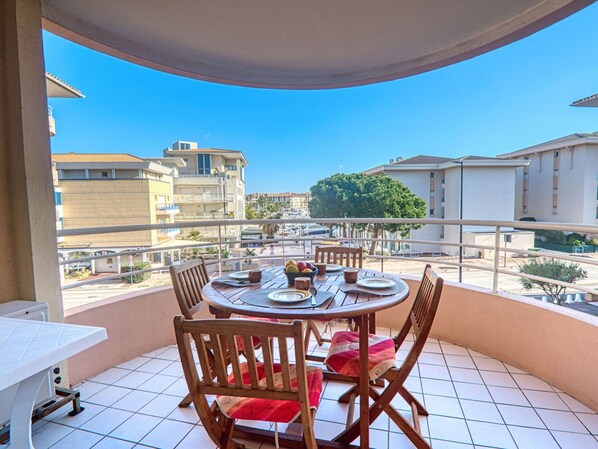 Bâtiment, Propriété, Ciel, Lumière, Bleu Azur, Piscine, Plante, Fenêtre, Ombre, Arbre