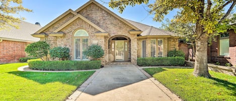 Lubbock Vacation Rental | 3BR | 2BA | 1 Step Required | 2,109 Sq Ft