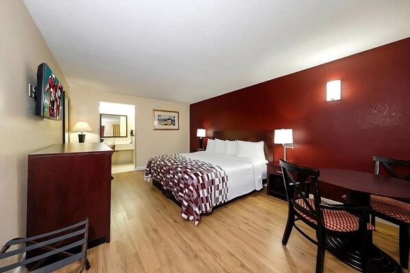 Unit with 1 King size bed. Exact unit will be assigned upon arrival. Views, colors and decor may vary.