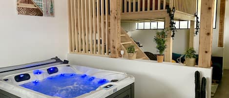 Indoor spa tub