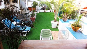 La terrasse vue du bar de l’entrée