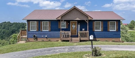 The Blue Bungalow.  5 minutes from Sunset Marina!