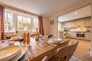 Sandpiper Lodge, Great Walsingham: Looking from the dining room looking to the kitchen