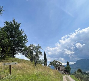 The approach to La Capanna, looking south.