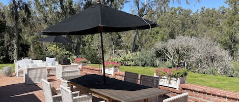 Outdoor Dining with Gas grill and TV