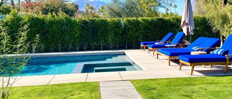 Beautiful back yard and Heated Pool / Jacuzzi 
Private with Mountain Veiws