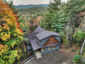 The stunning Hunter's Treehouse!