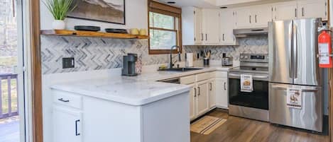 Full kitchen with SS appliances!