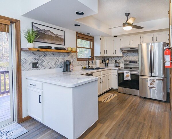 Full kitchen with SS appliances!