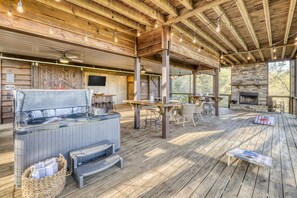 Screened Entertainment Deck with Ping Pong Table, Hot Tub, Outdoor Fireplace, and More!