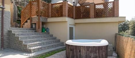 Outdoor spa tub