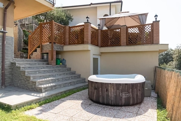 Outdoor spa tub