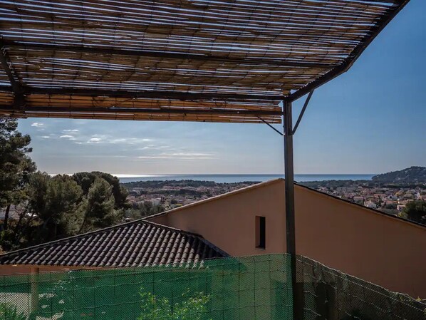 La vue panoramique depuis la terrasse et le salon.