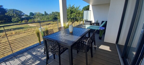 grande terrasse de 25m2 exposée sud
espace repas, petit salon, bains de soleil 