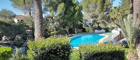 Piscine partagée . Accès depuis la terrasse