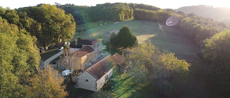 Le domaine d'Empié vu de haut
7ha de bois et prairies, brebis, minous, poulettes