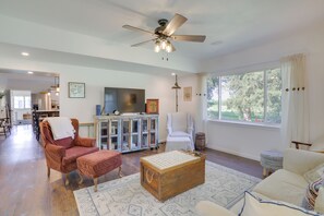 Living Room | Smart TV | Central Air Conditioning | Ceiling Fans | Books