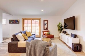 Living Room | Smart TV | WiFi | Video Game Console | Central A/C