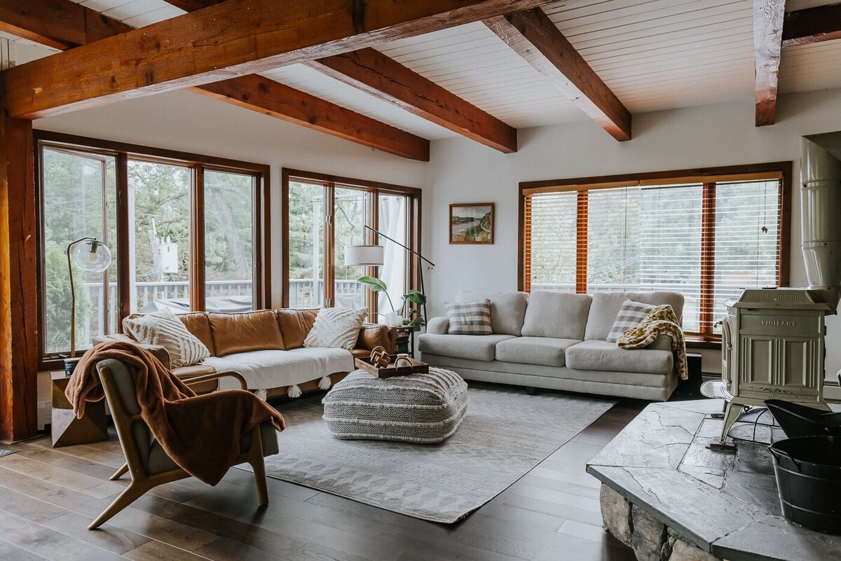 Woodstove, firepit, lakeviews and access to lake, hiking trails, large terrace!