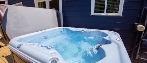 Hot Tub- Open All Year!