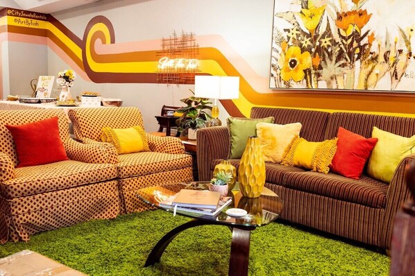 Welcome back in time to Lula's Citrine!