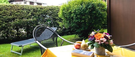 Terrasse mit Garten