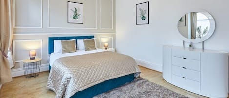 North Bay Villa, Scarborough - Host & Stay