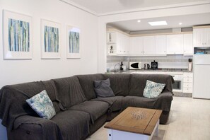 Spacious living room UK TV & Free WIFI