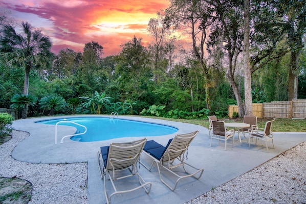 Pool, sitting area, enjoy the beutiful sunsets from lounge chairs