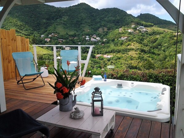 Outdoor spa tub